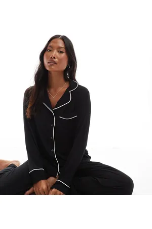 ASOS Pijama de camisa de manga larga y pantalones con ribetes en contraste de tejido supersuave de ASOS DESIGN Petite