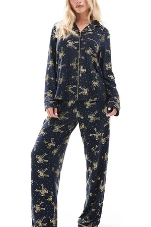 Chelsea Peers Pijama de top de manga larga con solapas y pantalones con estampado metalizado navideño de lazos de poliéster de