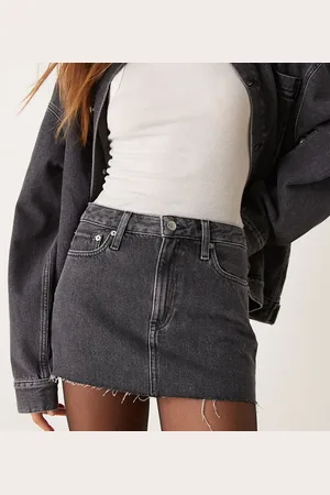 Calvin Klein Minifalda vaquera gris lavado con bajo sin rematar exclusiva en ASOS de