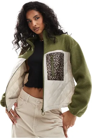 ONLY Chaqueta polar y crema con bolsillo con estampado de leopardo de tejido tipo peluche de Curve-Verde