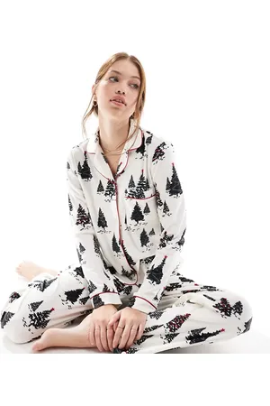 Chelsea Peers Pijama blanco nieve de top y pantalones con estampado de árboles de Navidad de velour de