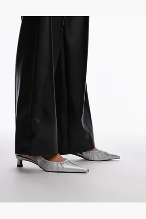 Topshop Zapatos plateados destalonados de tacón medio con diseño fruncido Ely de