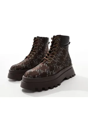 ASOS Botas marrones de estilo worker con cordones, monograma y suela gruesa de