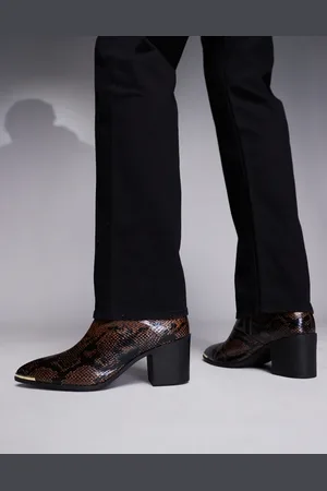 ASOS Botas marrones con tacón, ribete dorado y estampado de serpiente de
