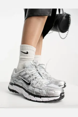 Nike Zapatillas de deporte plateadas y negras unisex P-6000 de