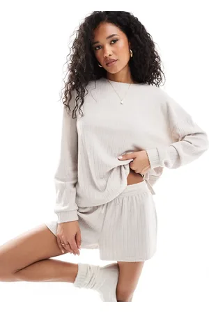 Loungeable Pijama jaspeado de pantalones cortos y jersey con cuello redondo de punto supersuave de - neutro