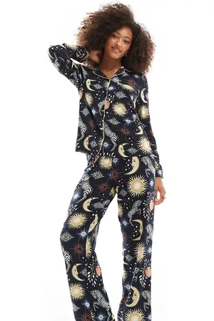 Chelsea Peers Pijama de pantalones y top de manga larga con solapas y estampado de cebras y lunas exclusivo de