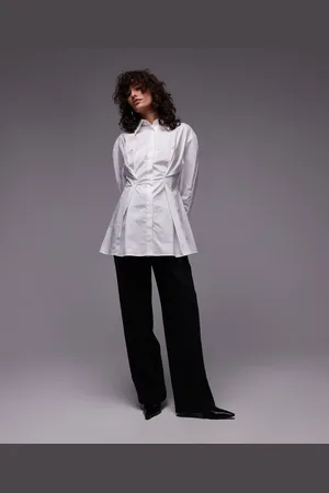 MANGO Camisa blanca estructurada de corte alargado con cintura ceñida de la colección cápsula de