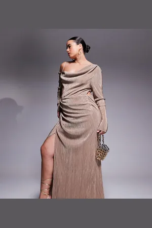 ASOS Vestido largo color plisado y fruncido con hombro caído de ASOS DESIGN Curve-Beis neutro