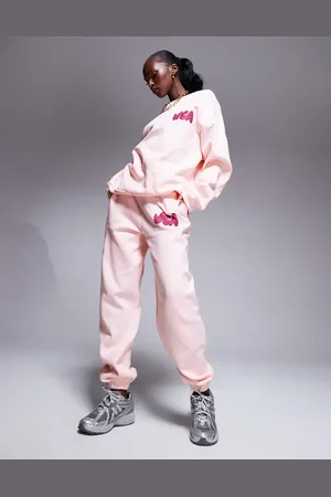 ASOS Joggers rosas con bajos ajustados y estampado gráfico abombado de Weekend Collective (parte de un conjunto)