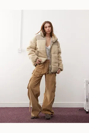 Noisy May Chaqueta beis acolchada con cuello alto de tejido efecto peluche de -Blanco
