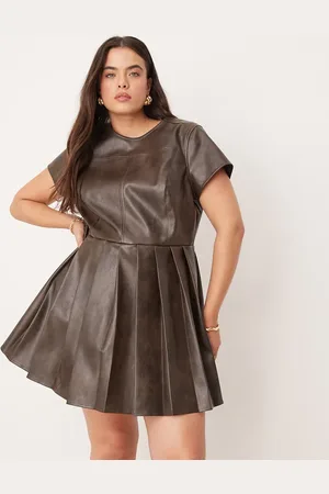 ASOS Vestido corto marrón con bajo plisado y detalle de costuras de cuero sintético de ASOS DESIGN Curve