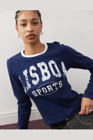 COLLUSION Camiseta de manga larga con diseño encogido, ribetes y estampado gráfico deportivo de