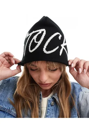 ASOS Gorro con patrón de texto "Stockholm" de