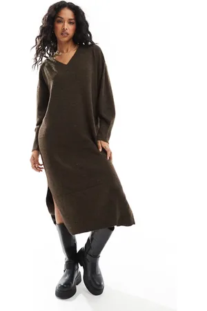 VERO MODA Vestido midi marrón chocolate extragrande con cuello de pico de punto de