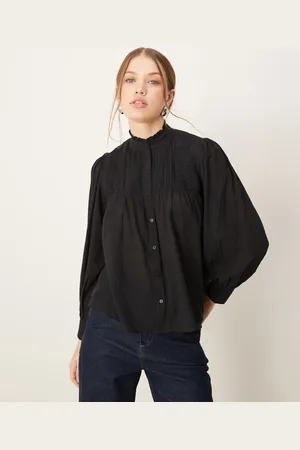 Pimkie Camisa negra traslúcida con cuello alto y detalles plisados de