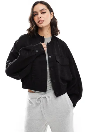 Object Chaqueta bomber corta negra texturizada de