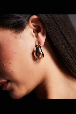8 Other Reasons Pendientes de aro gruesos con joyas rojas chapados en oro de 18 quilates de