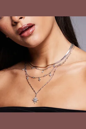8 Other Reasons Collar de varias hileras con charms cósmicos chapado en rodio de