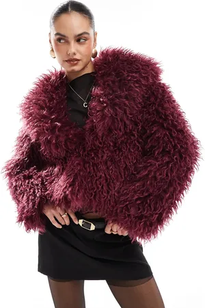 The Frolic Chaqueta extragrande con solapas de piel sintética de pelo largo exclusiva de x Bella Stovey-Rojo