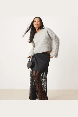 River Island Falda midi negra de satén con bajo de encaje de River Island