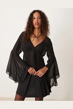 Miss Selfridge Blusa negra con detalle de ribetes de