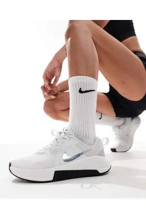Nike Zapatillas de deporte blancas y plateadas MC 3 de