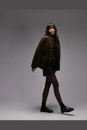 MANGO Chaqueta oscuro sin solapas y detalles en contraste de borreguito de