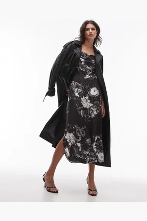AllSaints Vestido largo negro con diseño estampado de satén Hadley exclusivo en ASOS de