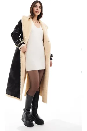 Miss Selfridge Abrigo largo con cinturón y ribetes de borreguito en contraste de