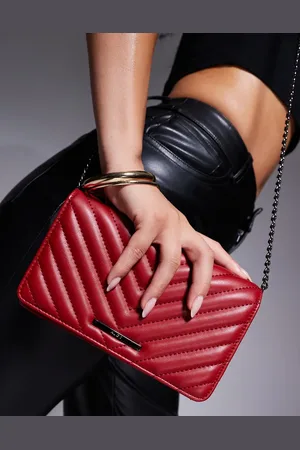 Aldo Bandolera roja con diseño guateado de chevrón de