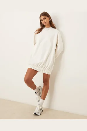 ASOS Vestido corto color estilo sudadera con mangas de corte cocoon de -Beis neutro