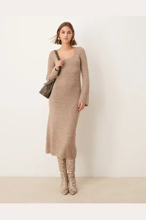 Pretty Lavish Vestido semilargo marrón claro con cuello ancho de punto de