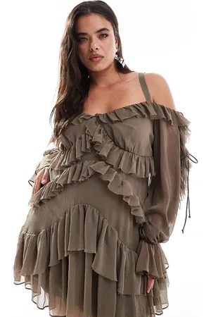 ASOS Vestido corto color con diseño escalonado, volantes y escote Bardot de ASOS DESIGN Curve-Marrón
