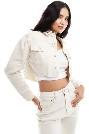 Tommy Hilfiger Chaqueta vaquera corta blanco hueso estilo camionero con bajo sin rematar de
