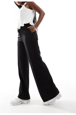 Weekday Pantalones negros ligeramente acampanados Cami de