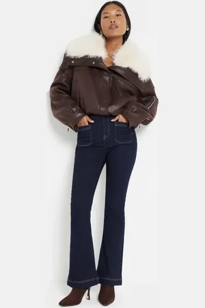 River Island Pantalones de campana azules con lavado oscuro y bolsillos delanteros de Petite