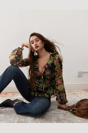 Reclaimed Blusa de manga larga con estampado floral oscuro y volantes de