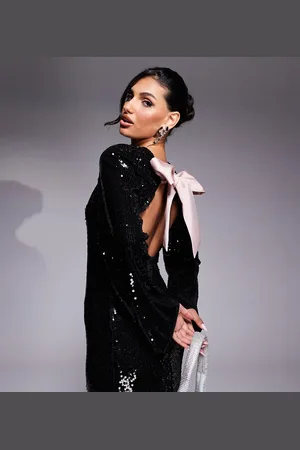 Kaiia Vestido corto negro de lentejuelas con mangas anchas y lazo en la espalda en contraste de satén exclusivo de x Sasha Corte