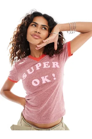 Deus Ex Machina Camiseta con diseño encogido, ribetes, cuello de pico y estampado "OK" exclusiva de x ASOS