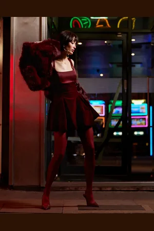 Murci Vestido corto burdeos con cuello cuadrado y bajo con vuelo de terciopelo exclusivo de -Rojo
