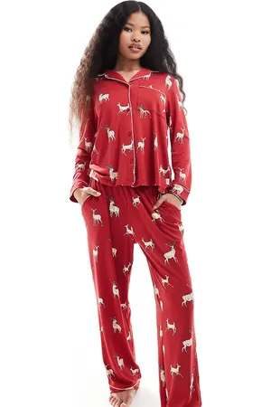 Chelsea Peers Pijama de pantalones y camiseta de manga larga con solapas y estampado de renos de Navidad His & Hers exclusivo de