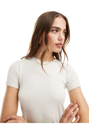 Nike Camiseta corta básica de largo medio Essentials de - neutro