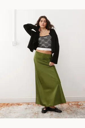Miss Selfridge Falda larga oliva de satén de