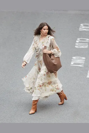 ASOS Vestido largo color crema con estampado floral, volantes, bordes sin rematar y cordón ajustable en la cintura de chifón de -Multicolor
