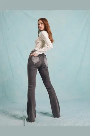 Miss Selfridge Vaqueros de campana negros con lavado claro y bolsillos en forma de corazón de