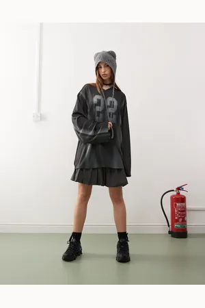 Weekday Camiseta extragrande de manga larga con estampado gráfico deportivo y cuello de pico de nailon Disa de