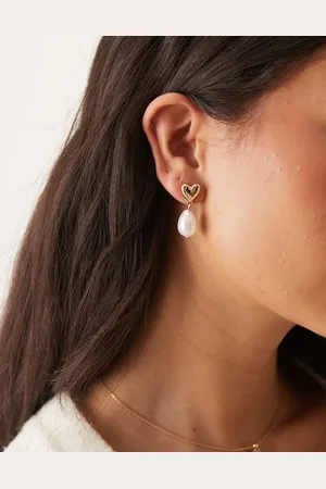 ASOS Pendientes dorados con diseño de corazón pequeño y charm de perla de imitación de