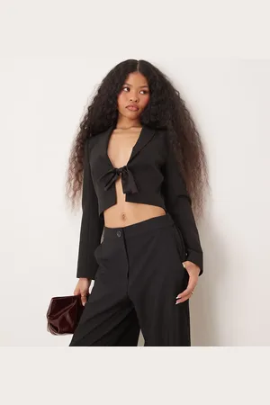 Miss Selfridge Americana corta negra con detalle de cinta de