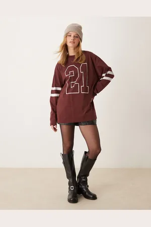 Miss Selfridge Camiseta marrón de manga larga con estampado gráfico universitario de
